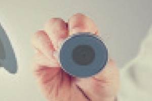 ﻿زواج بين التقليدي والرقمي ينجب سماعة طبية بلا أذنين