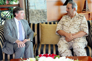 القائد العام لقوة الدفاع يشيد بعلاقات الصداقة مع بريطانيا