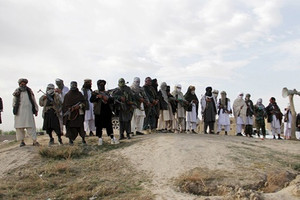 رجل يحرر محضرا بالشرطة لمقتل شقيقه في ضربة أميركية استهدفت زعيم طالبان