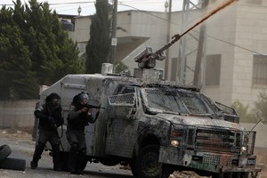 قوات إسرائيلية تعتقل 10 فلسطينيين في الضفة الغربية