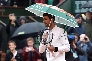 ديوكوفيتش متأخر في فرنسا المفتوحة مع استئناف اللعب