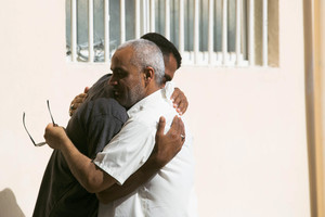 بالصــــور... مواراة الطفلة شهد بتشييع مهيب بمقبرة كرانة