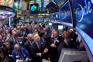 وول ستريت تبدأ يونيو على انخفاض بسبب هبوط أسعار النفط وبيانات صينية