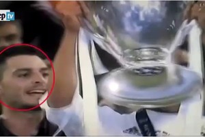 شاب غريب يظهر وسط احتفالات لاعبي ريال مدريد... فمن هو؟