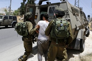 قوات إسرائيلية تعتقل 9 فلسطينيين من الضفة الغربية