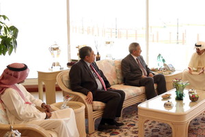 رئيس الوزراء يستقبل مبعوث رئيس الفلبين ويؤكد الاهتمام بتوسيع التعاون بين البلدين