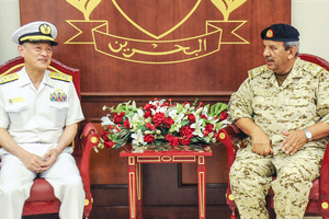 القائد العام لقوة الدفاع يستعرض علاقات التعاون مع القائد العام للأسطول الياباني‎