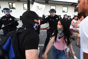 ترامب ينتقد المحتجين ضده في كاليفورنيا ويصفهم بأنهم قطاع طرق