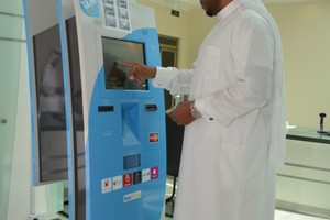 البدء في استخدام أجهزة الدفع الإلكتروني لتسديد رسوم الخدمات المرورية 