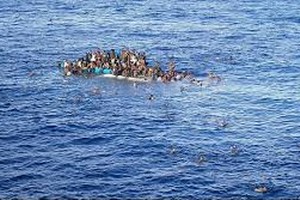 اليونان: غرق قارب ينقل مئات المهاجرين في المتوسط وعمليات الانقاذ جارية