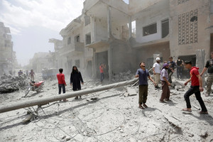 التحالف الدولي يلقي ذخائر للفصائل التي تقاتل تنظيم داعش