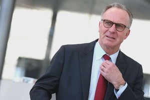 الرئيس التنفيذي لبايرن ميونخ: اليونايتد قدم عرضًا مخبولاً لضم توماس مولر