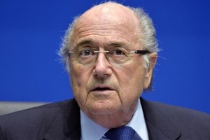 بلاتر ينفي تربحه من الفيفا في آخر خمس سنوات له في المنصب