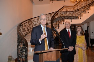 احتفل السفير الأميركية ويليام روبوك و حرمه آن روبوك بتوديع نائب السفير الأميركي وذلك مساء اليوم السبت (4 يونيو/ حزيران 2016) في بيت السفير الأميركي