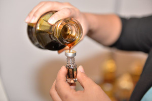 بالصور... شاهد كيف يتم استخراج دهن العود والبخور