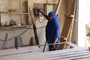 أنيسة خان: أعيش في البحرين منذ 24 عاماً... ومهنتي تقطيع الرخام والبلاط  