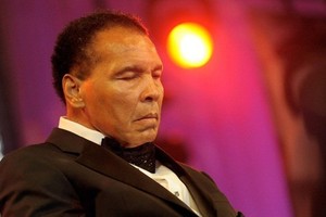 مصدر: بطل الملاكمة محمد علي يحتضر في مستشفى