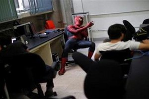بالصور... سبايدرمان يمتهن التدريس في المكسيك