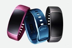 'سامسونغ' تكشف الستار عن 'Gear Fit2' و 'Gear IconX'