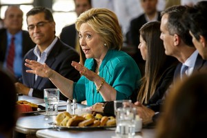 كلينتون امام تحدي تحويل الدعم الفاتر الى حماسة عارمة