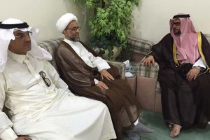 محافظ القطيف يطمئن على صحة الشيخ حسن الصفار