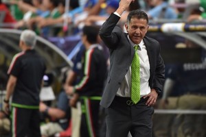 مدرب المكسيك يتهم لاعبا من أوروغواي بإهانته