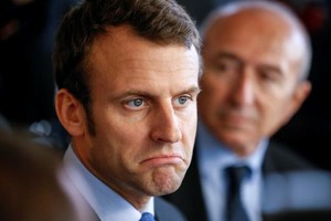 متظاهرون يرشقون وزير الاقتصاد الفرنسي بالبيض