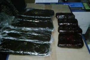 العثور على مادة الحشيش المخدر خلف إحدى محطات الوقود في الرياض