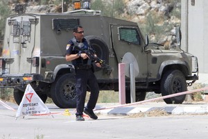 قوات إسرائيلية تعتقل 7 فلسطينيين في أنحاء مختلفة من الضفة الغربية