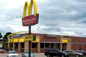 قررا السطو على مطعم ماكدونالدز ... فوقعا على وحدة من القوات الخاصة 