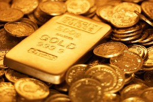 الذهب ينخفض ولكن يظل قرب أعلى مستوى في اسبوعين