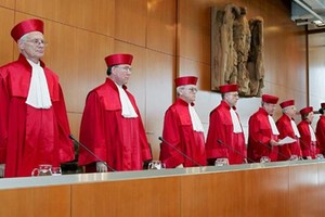 الحكم على تلميذة ألمانية بـ20 ساعة عمل بالخدمة العامة لإهانتها مدرسها على فيس بوك