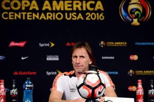 مدرب بيرو يتعهد بإتباع كل السبل لإفساد هجمات الإكوادور