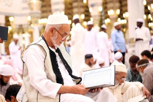 مشاهد التلاحم والتكافل بين المسلمين تتجسّد في رحاب المسجد النبوي