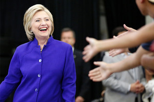 هيلاري كلينتون تستعد للاحتفال بفوزها التاريخي في الانتخابات التمهيدية