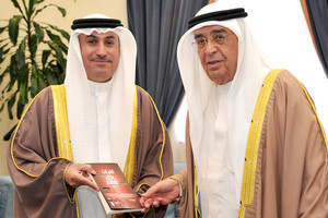 نائب رئيس الوزراء يتسلم نسخة من كتاب 'ثغرات في الجدار'