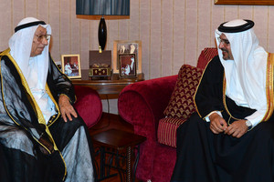 بالصور... ولي العهد يزور مجلس الحاج صادق والحاج تقي البحارنة