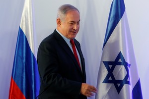 نتانياهو يزور مكان الهجوم في تل أبيب ويتعهد باتخاذ إجراءات مكثفة