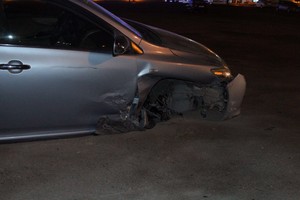 بالصور... إصابة بحرينية بتصادم 3 سيارات بسترة