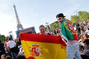 الجماهير تحتفل في باريس عشية افتتاح (يورو 2016)