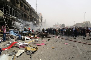 بالصور... 18 قتيلاً في تفجيرين لـ'داعش' بالقرب من قاعدة عسكرية وسوق في بغداد