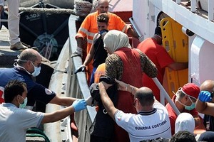 إنقاذ نحو 3000 من لاجئي القوارب قبالة إيطاليا والعثور على جثتين