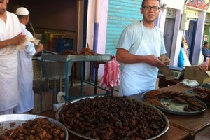 حلويات سورية تنقل أجواء 'باب الحارة' الدمشقي إلى شوارع الجزائر.. وتحلّ أزمة اللاجئين برمضان