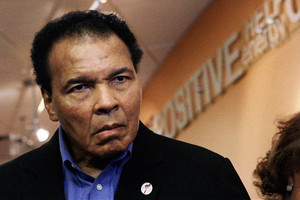 الآلاف يتوافدون لحضور صلاة الجنازة على جثمان محمد علي