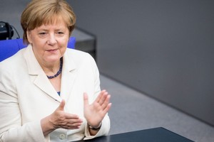 ميركل: تطبيق اتفاق السلام في أوكرانيا أساسي لرفع العقوبات عن روسيا