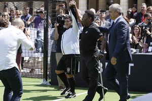 بيليه ومارادونا يقران السلام بينهما في باريس