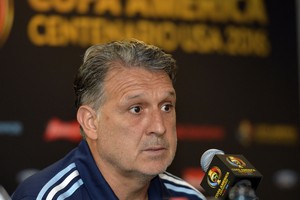 مارتينو يحرج مارادونا ويتمسك بميسي قائدا للمنتخب الأرجنتيني