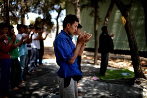 رمضان يشكل تحديا للمهاجرين العالقين في اليونان