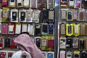 إغلاق 48 محلاً مخالفاً لقرار توطين قطاع الاتصالات بالأحساء في السعودية