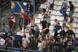 بالصور .. اشتباكات بين جماهير إنجلترا وروسيا فى المدرجات